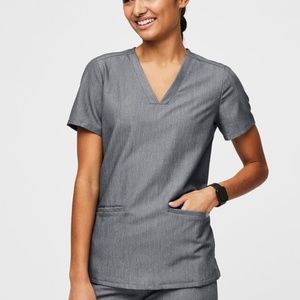 Figs Women's Casma Three-Pocket Scrub Top in Graphite M
